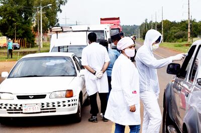 En las  barreras sanitarias   de control se verificaba  la temperatura y  solicitaba la autorización para circular a  los numerosos conductores.