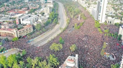 Más de un millón de personas pidieron ayer en Santiago de Chile cambios sociales. Las medidas anunciadas por el Gobierno no dejó satisfechos a los chilenos. (AFP)