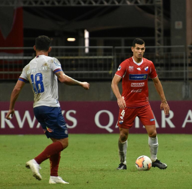 Ricardo Garay, defensor de La Academia, en un pasaje del encuentro de ida frente al Bahía  ante
 el volante del equipo brasileño, Arthur. Nacional debe poner todo para remontar en tres a cero.