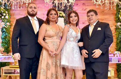 Sofía, acompañada de su hermano Federico Cubilla, su madre Limpia Amarilla y su padre Jorge Cubilla.