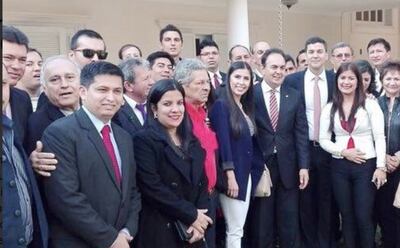 Armindo Torres (corbata roja) con otros funcionarios junto al senador cartista Juan Darío Monges y Santiago Peña (der.).