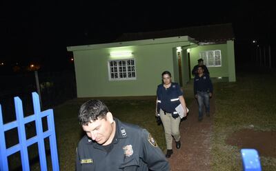 Personal de Criminalística abandona una de las viviendas que fueron robadas anoche.