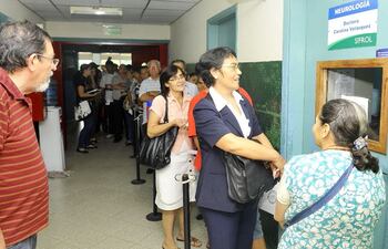una-larga-fila-se-extiende-a-lo-largo-del-pasillo-entre-los-pacientes-que-buscan-reponer-su-medicacion-en-el-servicio-de-neurologia-del-ips--195510000000-394652.jpg