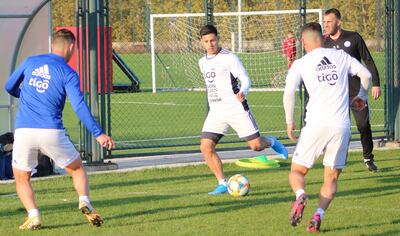 Blas Riveros, con   pelota,  salen al cruce Jorge Morel (de azul) y Matías Espinoza y observa   Uglessich.