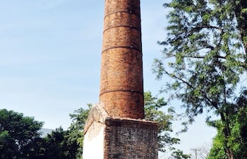 la-antigua-chimenea-ubicada-en-la-zona-baja-de-encarnacion-comenzo-a-ser-demolida-esta-semana-para-la-construccion-de-un-hotel--211954000000-1085839.jpg