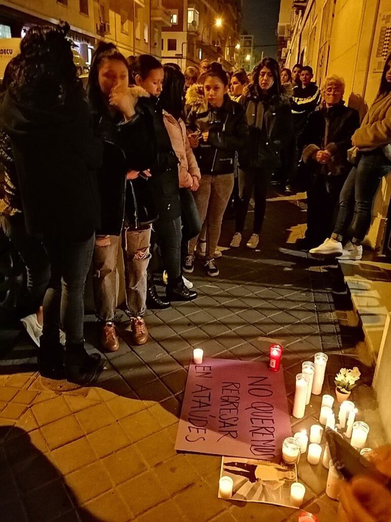 En España, repudiaron el asesinato de la compatriota en un crimen considerado como feminicidio.