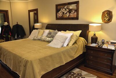 En pareja. El área íntima del dormitorio es un reflejo de los gustos de dos personas, por ello el equilibrio es necesario al elegir colores y texturas. Un lustre elegante cubre las mesitas con cajones. Arq. María Luz Campos de Acosta.