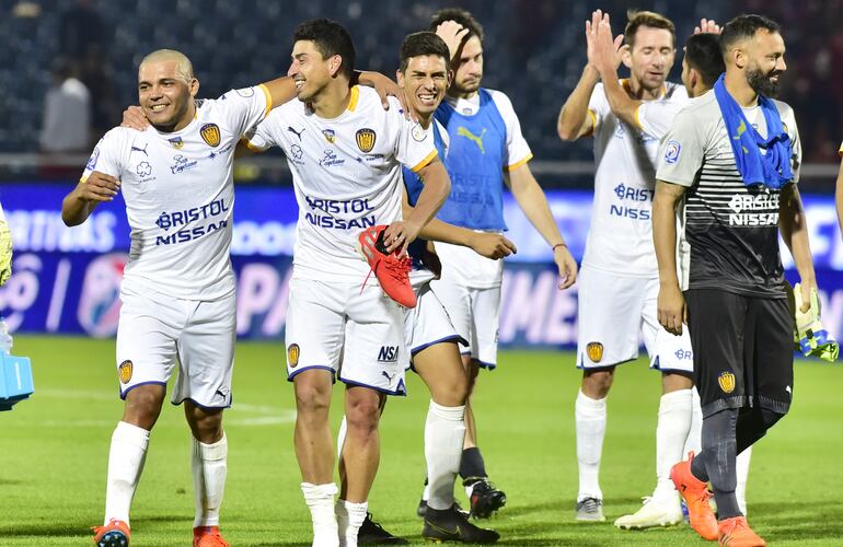 Alegría general de los jugadores del Sportivo Luqueño al término del juego ante Cerro Porteño en la “Olla”.