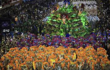 Espectacularidad, brillo y color de las "Escolas de Samba", en el carnaval de Río de Janeiro.
