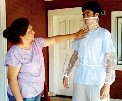 La modista de Coronel Oviedo muestra un traje de bioseguridad confeccionado para médicos y enfermeras.