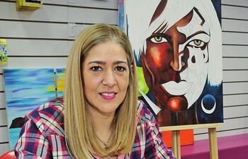 taller-desde-hace-15-anos-laura-fretes-ledesma-no-deja-de-colorear-objetos-o-accesorios-que-llegan-a-sus-manos-se-reinventa-y-propone-trabajos-con-205542000000-1509861.jpg