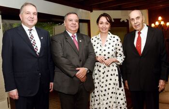 embajador-de-georgia-irakli-kurashvili-el-ministro-secretario-nacional-de-inteligencia-esteban-aquino-la-embajadora-de-turquia-armagan-inci-ersoy-201737000000-1810600.jpg