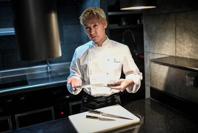 El chef japonés Kei Kobayashi, en su restaurante 'Kei', en Paris.