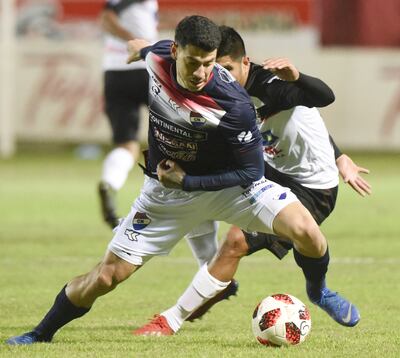 Juan Franco, lateral derecho de Nacional, cubre la pelota con el cuerpo ante la presencia de Diego Godoy, de General Díaz. Ambos cuadros no salen de las pobres actuaciones.