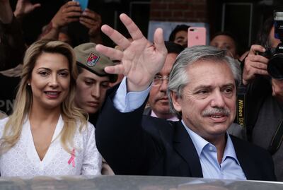El candidato de la coalición Frente de Todos, Alberto Fernández saluda a sus seguidores tras votar en Buenos Aires.