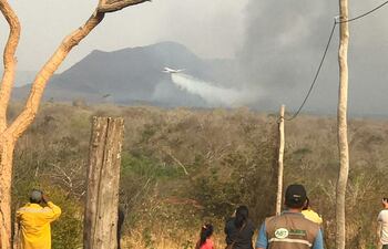 Supertanker ya sofoca el fuego en Bolivia.
