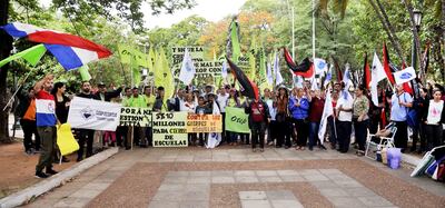 Un número reducido de manifestantes se concentró en Asunción. Representantes de gremios de docentes, estudiantes y funcionarios administrativos del MEC señalaron que seguirán movilizados hasta que el Gobierno cumpla con sus promesas.