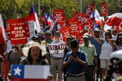 Manifestantes en contra del posible cambio en la Constitución de Chile marcharon hoy en Santiago.