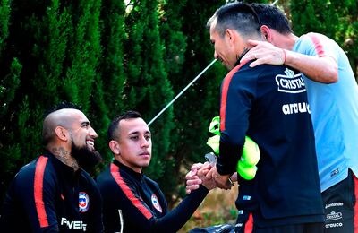 Arturo Vidal, quien volverá a jugar con el arquero Claudio Bravo tras dos años de desencuentros, Fabián Orellana y  Gary Medel, otro peso pesado en la selección chilena que dirige Reinaldo Rueda, que hoy enfrenta a Colombia del español Carlos Queiroz, en España.