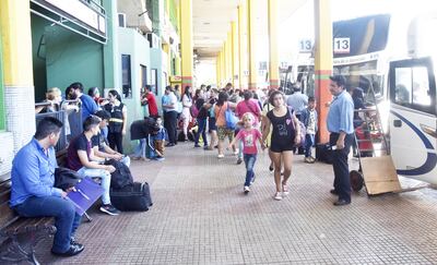 Con grandes maletas, los pasajeros viajaban con la intención de quedarse varios días en casa de sus familiares en el interior del país. También hubo 45 arribos del exterior.