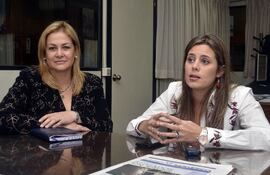 las-abogadas-esther-roa-izq-y-kattya-gonzalez-quienes-presentaran-la-publicacion-esta-manana-en-el-palacio-de-justicia--202544000000-540003.jpg