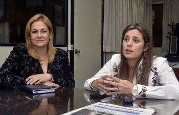 las-abogadas-esther-roa-izq-y-kattya-gonzalez-quienes-presentaran-la-publicacion-esta-manana-en-el-palacio-de-justicia--202544000000-540003.jpg