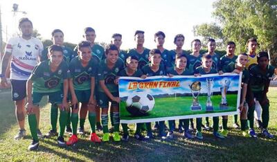 Integrantes el plantel de Albiverde, campeón categoría 2006, del torneo de la Fefudce.
