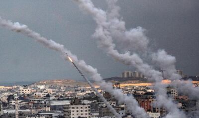 Cohetes lanzados desde Gaza van rumbo a Israel. Al menos 14 proyectiles fueron lanzados desde esta franja por segunda jornada consecutiva y respondidos por bombardeos israelíes, lo que provocó el pico de violencia en la zona.