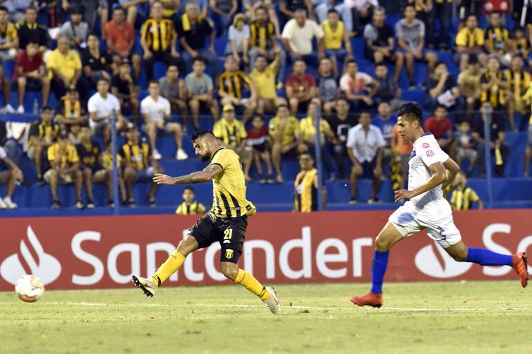 El remate del argentino Nicolás Maná que terminará en el segundo gol de Guaraní anoche en Villa Elisa, en la goleada y clasificación frente al San José de Oruro.