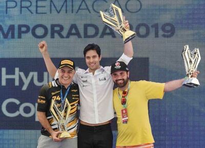 Odair dos Santos, a la izquierda, quedó con el tercer lugar en la general del Campeonato de Pista Copa HB20 del Brasil.