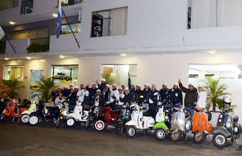 integrantes-del-grupo-que-aglutina-a-propietarios-de-motos-vespa-y-simpatizantes-anoche-frente-a-abc-color--234903000000-1088533.jpg