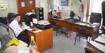 El único funcionario presente ayer en el Juzgado 1. Las otras dos se fueron “a comprar el desayuno”. Así como estas, las demás oficinas mostraban lugares vacíos. Muchos incluso ni siquiera tendrían oficina, sino que solamente se van a marcar y se retiran.