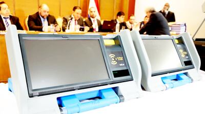 Dos de las máquinas de votación propuestas por la empresa Magic Software Argentina. La otra oferente es la firma Smartmatic, que denuncia una licitación direccionada para la primera. La evaluación técnica a estos aparatos se realizaría desde este lunes 25 de noviembre.