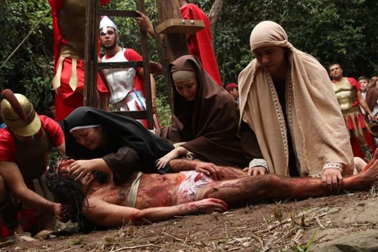 Fotografía de la realización del Víacrucis del año pasado de los atyreños, que se destacan por el nivel de realismo y que se espera pueda ser disfrutado de vuelta este año. 