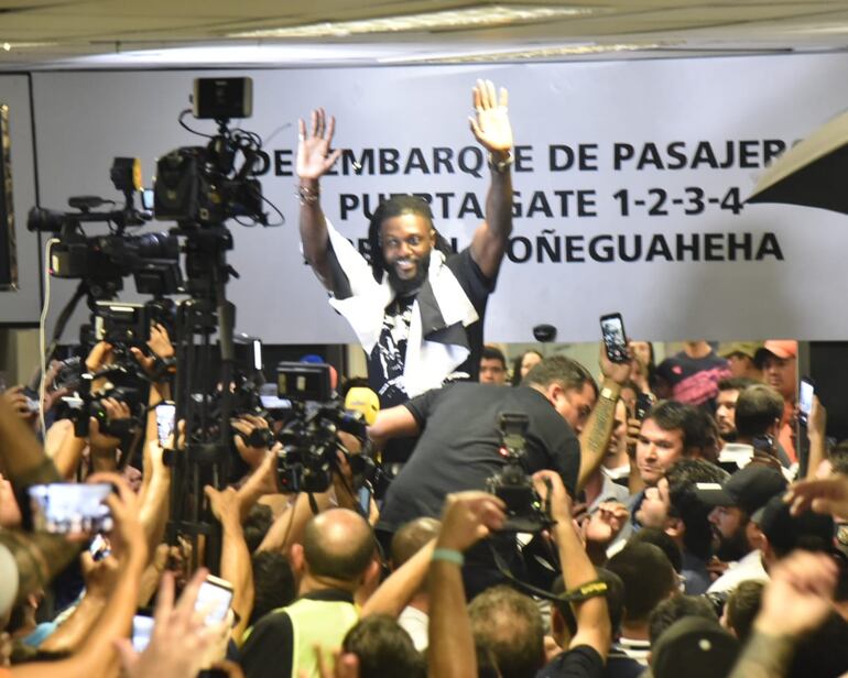 Adebayor ya está en Paraguay