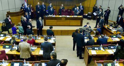 Vista de la caótica sesión de la Cámara de Senadores ayer. Paraguayo Cubas es tomado y arrastrado a fuerzas por Silvio Ovelar (Añetete) ante el exministro de la Corte Raúl Torres Kirmser y las ministras de la Corte Miryam Peña y Gladys Bareiro.