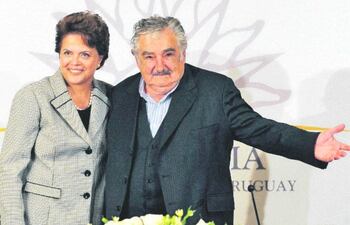 la-presidente-brasilena-dilma-rousseff-y-el-expresidente-uruguayo-jose-pepe-mujica-foto-de-archivo-204425000000-1334595.jpg