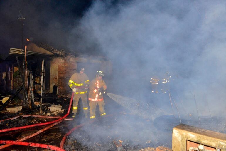 Incendio en un local, ubicado sobre Madame Linch y Facundo Machaín.