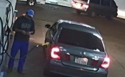 El vehículo en el momento en que el playero le reabastecía de combustible.