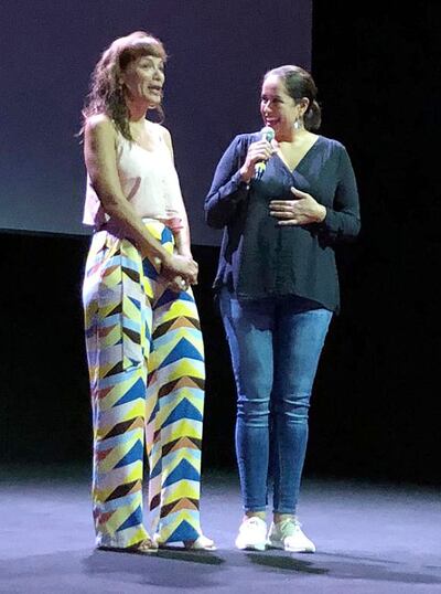 La actriz Ana Ivanova y la directora general de la OEI, Luz Amparo Medina, en la proyección de “Las herederas”.