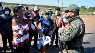 Negociaciones entre manifestantes y el jefe policial, ayer en Concepción.