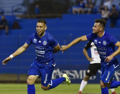 Sonriente, Nildo Viera corre a celebrar el gol, que al final fue el del triunfo, y lo acompaña Milciades Portillo.