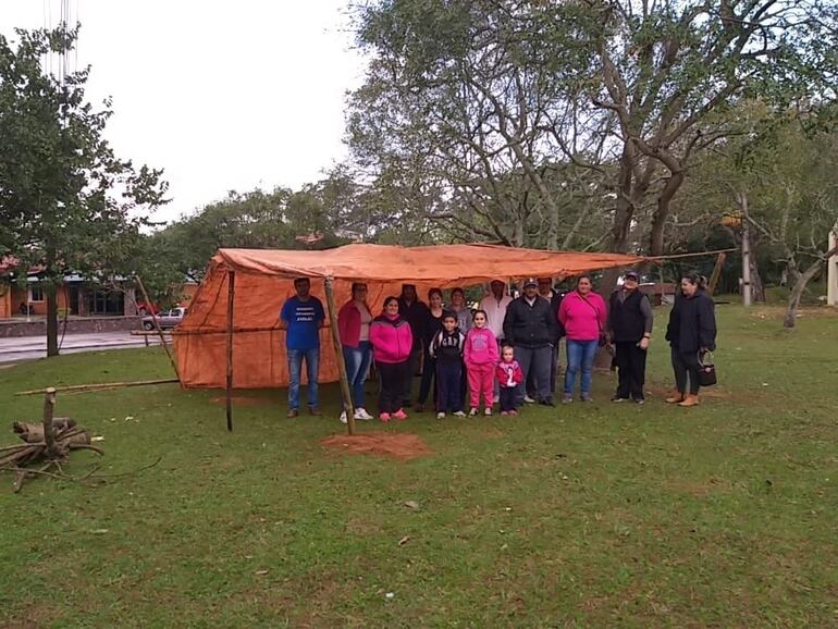 instalan carpa de la resistencia en ayolas
