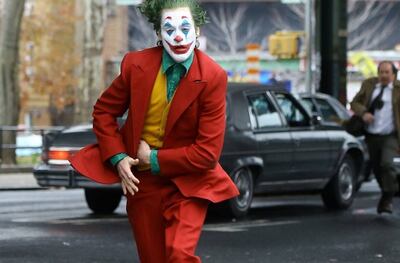 Arthur Fleck (Robert De Niro) huye de la policía en una escena de “El Guasón”.