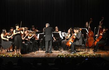 la-orquesta-de-camara-juvenil-del-ccpa-con-la-violinista-alejandra-cabanas-bajo-la-direccion-de-miguel-ngel-gilardi--222853000000-1742106.jpg