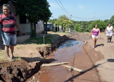 Miles de litros de agua   se perdieron por  la rotura  de caños.