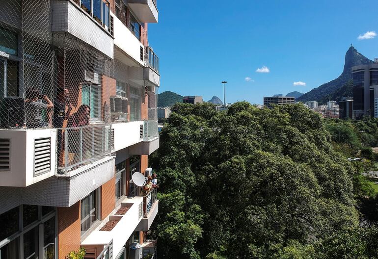 "Estoy pensando en convertirme en cantante de ventana. Nunca pensé que tendría tanto público, aplausos y reconocimiento desde aquí. Tenemos un nuevo escenario que no conocíamos", dijo la soprano Fernanda Schleder.