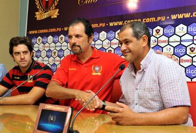 Arce (d), cuando fue presentado para su primer ciclo como entrenador azulgrana.