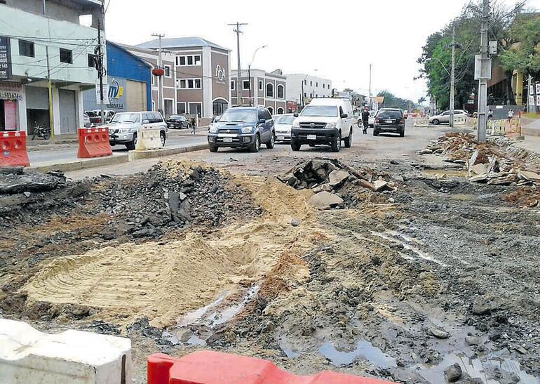 Situación en que estaba un carril de la ruta Mcal. Estigarribia durante los trabajos del frustrado proyecto metrobús.