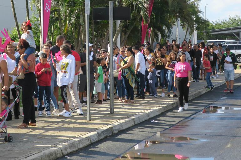 Familias hacen fila para la entrega de regalos del cantante puertorriqueño Bad Bunny.